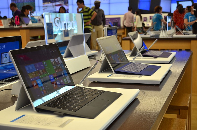 Giá của laptop laptop Surface tầm trung