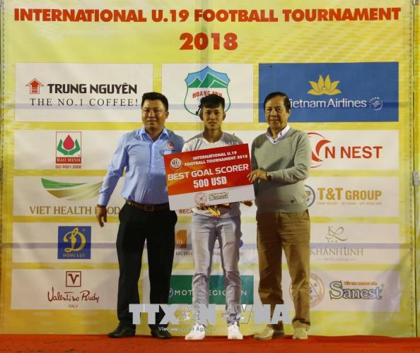 Lê Minh Bình nhận giải vua phá lưới giải đấu U19 Quốc tế 2018